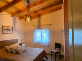 Imagen de la habitación de la cabaña de Terra Nostra Sierra